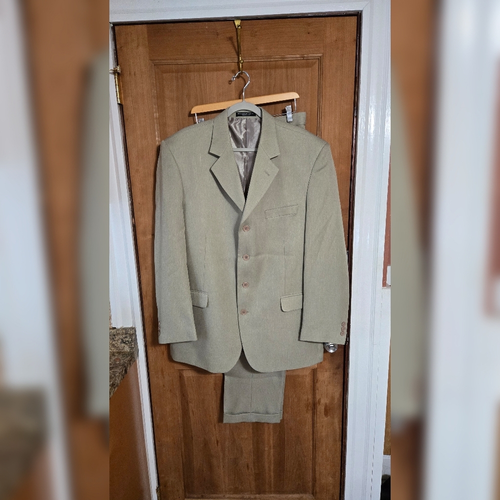 Tailored Pleated Men's Suit Trousers in Light Olive